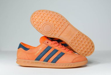 London, uk 05.03.2021 Adidas Hamburg spor ayakkabısı, Super Orange ve Sub Blue sakızlı. Antrenörler, klasik spor ayakkabıları. turuncu süet adidas spor ayakkabıları, modası geçmiş futbol modası. ünlü 3 şerit