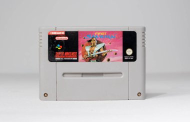 Londra, uk 03.03.2020 Nintendo snes First Samurai nadir bulunan orijinal video oyunu kartuşu beyaz izole arkaplanda. ikonik retro süper famicon oyun makinesi. 