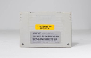 London, uk 03.03.2020 Kirli ve pasaklı bir Nintendo snes super nintendo resmi video oyun kartuşu beyaz izole arka planda. ikonik retro süper famicon oyun makinesi. 
