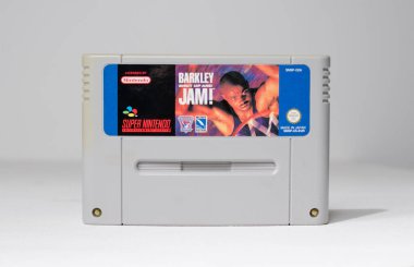London, uk 03.03.2020 Nintendo snes Barkley sus ve ender bulunan süper nintendo resmi video oyunu kartuşunu beyaz izole arka planda sıkıştır. ikonik retro süper famicon oyun makinesi. 