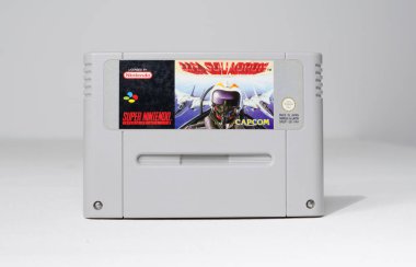 Londra, uk 03.03.2020 Nintendo snes U. N Squadron nadir bulunan orijinal video oyunu kartuşu beyaz izole arkaplanda. ikonik retro süper famicon oyun makinesi. 