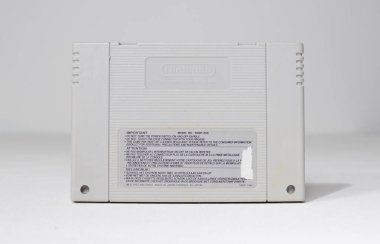 London, uk 03.03.2020 Kirli ve pasaklı bir Nintendo snes super nintendo resmi video oyun kartuşu beyaz izole arka planda. ikonik retro süper famicon oyun makinesi. 