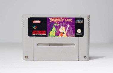 London, uk 03.03.2020 Nintendo snes Dragons 'un beyaz izole edilmiş arka planda ender bulunan süper nintendo resmi video oyun kartuşu. ikonik retro süper famicon oyun makinesi. 