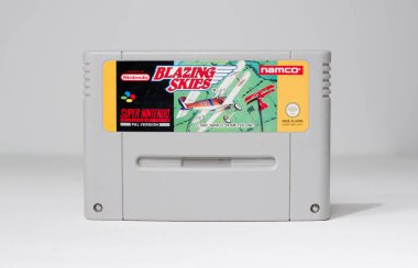 Londra, uk 03.03.2020 Nintendo snes Blazing Skies nadir bulunan orijinal video oyunu kartuşu beyaz izole arkaplanda. ikonik retro süper famicon oyun makinesi. 
