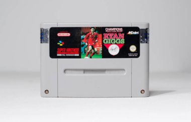 London, uk 03.03.2020 Nintendo snes Ryan Giggs nadir bulunan süper nintendo orijinal video oyun kartuşu beyaz izole arka planda. ikonik retro süper famicon oyun makinesi. 
