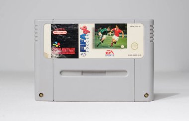 London, uk 03.03.2020 Nintendo snes Fifa 96 nadir bulunan orijinal video oyunu kartuşu beyaz izole arkaplanda. ikonik retro süper famicon oyun makinesi. 