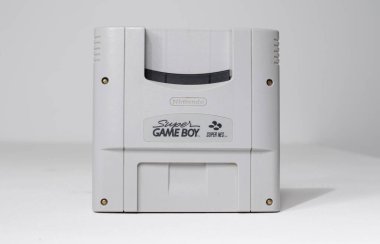 Londra, uk 03.03.2020 Nintendo snes Super Game Boy adaptör çevirici beyaz izole bir arka plan. ikonik retro süper famicon oyun makinesi. 