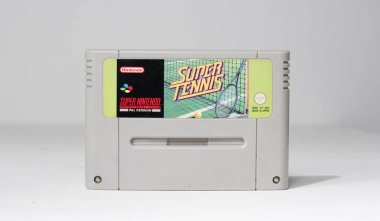 London, uk 03.03.2020 Nintendo snes Super Tennis rare super nintendo official video oyun cartridge on a white isolated background. ikonik retro süper famicon oyun makinesi. 