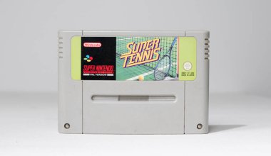 London, uk 03.03.2020 Nintendo snes Super Tennis rare super nintendo official video oyun cartridge on a white isolated background. ikonik retro süper famicon oyun makinesi. 