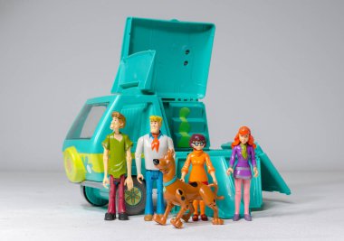 Londra, İngiltere, 05.05.2020 Scooby doo Gizem Makinesi Minibüsü, Hanna Barbera Oyuncak 'tan Scooby doo karakteri Scoobert Scooby doo, Velma Dinkley, Daphne Blake, Shaggy Roger, Fred Jones ve kavgacı Doc. 