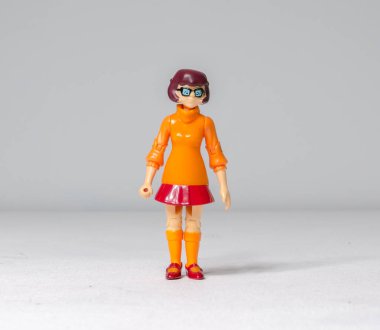 Londra, İngiltere, 05.05.2020 Scooby doo Gizem Makinesi Minibüsü, Hanna Barbera Oyuncak 'tan Scooby doo karakteri Scoobert Scooby doo, Velma Dinkley, Daphne Blake, Shaggy Roger, Fred Jones ve kavgacı Doc. 