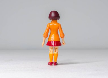 Londra, İngiltere, 05.05.2020 Hanna Barbera oyuncaklarından Scooby doo marka gizemli plastik oyuncak. Beyaz stüdyo geçmişindeki Velma Dinkley karakteri.. 