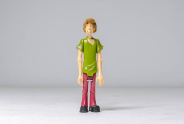 Londra, İngiltere, 05.05.2020 Hanna Barbera oyuncaklarından Scooby doo marka gizemli plastik oyuncak. Beyaz stüdyo geçmişindeki Shaggy Rogers karakteri.. 
