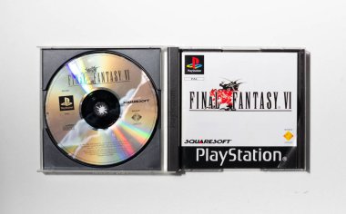 Londra, İngiltere, 07.05.2020 Orijinal Sony Playstation Final Fantasy 6 PS1 retro video oyun konsolu. Sony yazılım ve ünlü oyunlar. Macera rol yapma oyunu.