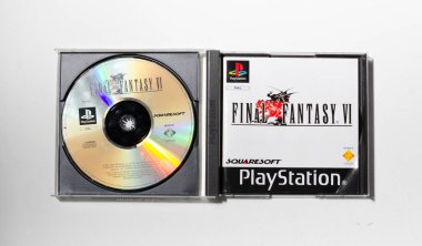Londra, İngiltere, 07.05.2020 Orijinal Sony Playstation Final Fantasy 6 PS1 retro video oyun konsolu. Sony yazılım ve ünlü oyunlar. Macera rol yapma oyunu.