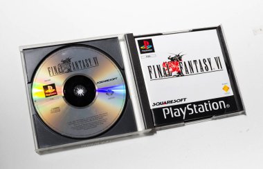 Londra, İngiltere, 07.05.2020 Orijinal Sony Playstation Final Fantasy 6 PS1 retro video oyun konsolu. Sony yazılım ve ünlü oyunlar. Macera rol yapma oyunu.