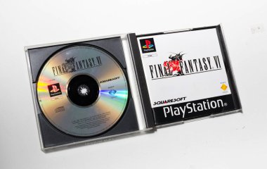 Londra, İngiltere, 07.05.2020 Orijinal Sony Playstation Final Fantasy 6 PS1 retro video oyun konsolu. Sony yazılım ve ünlü oyunlar. Macera rol yapma oyunu.