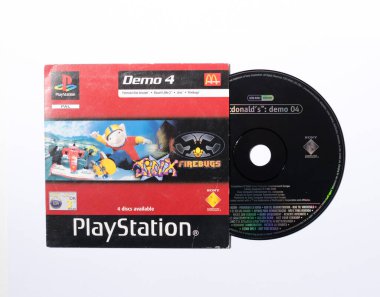 Londra, İngiltere, 07.05.2020 Orijinal Sony Playstation McDonald 's demo 4 Sony Ps1 Playstation ps bir retro video oyunu demosu. Sony yazılım ve ünlü oyunlar. Macera rol yapma oyunu.