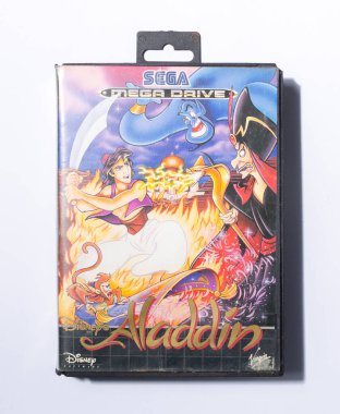 Londra, İngiltere, 05.05.2020 Aladdin Disney sega mega Drive beyaz bir stüdyo arka planında izole edilmiş bakire medya oyun kartuşu. Retro ve vintage konsol oyunu