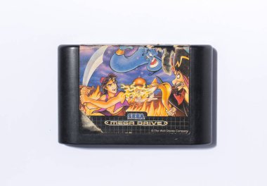 Londra, İngiltere, 05.05.2020 Aladdin Disney sega mega Drive beyaz bir stüdyo arka planında izole edilmiş bakire medya oyun kartuşu. Retro ve vintage konsol oyunu