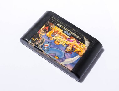 Londra, İngiltere, 05.05.2020 Aladdin Disney sega mega Drive beyaz bir stüdyo arka planında izole edilmiş bakire medya oyun kartuşu. Retro ve vintage konsol oyunu