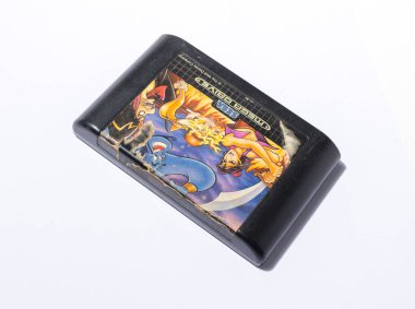 Londra, İngiltere, 05.05.2020 Aladdin Disney sega mega Drive beyaz bir stüdyo arka planında izole edilmiş bakire medya oyun kartuşu. Retro ve vintage konsol oyunu