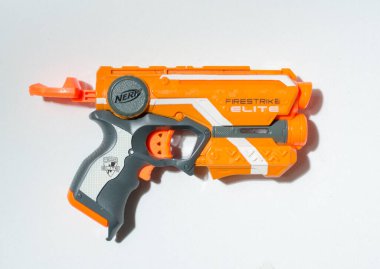 New York, USB, 05.05.2020 Nerf hafif kurşunlu silah paketi. Silah saldırısı seçkinleri, Maverick Rev 6, strongarm ve yeşil bir el silahından oluşuyor. Çocuklar ve yetişkinler için eğlenceli çekim eğlencesi