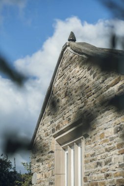 Sert tuğladan duvarı olan eski bir çiftlik evi. Pahalı, yıpranmış dış duvar kalitesi olan sağlam, eski bir yapı. Beyaz tuğlalar tekrar tekrar diziliyor. tuğla katmanları