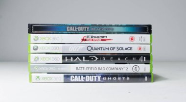 Londra, İngiltere, 08 / 05 / 2018 Kullanılmış Xbox 360 oyun kasaları ve DVD oyunları yığını. Microsoft xbox 360 ev atari sistemi video oyunları.