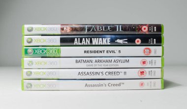 Londra, İngiltere, 08 / 05 / 2018 Kullanılmış Xbox 360 oyun kasaları ve DVD oyunları yığını. Microsoft xbox 360 ev atari sistemi video oyunları.