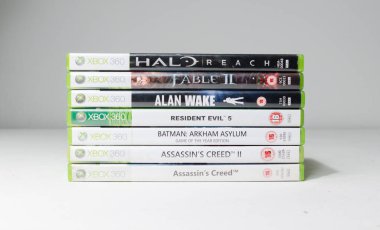 Londra, İngiltere, 08 / 05 / 2018 Kullanılmış Xbox 360 oyun kasaları ve DVD oyunları yığını. Microsoft xbox 360 ev atari sistemi video oyunları.