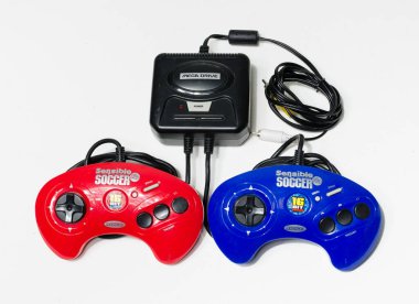 Londra, İngiltere, 05 / 05 / 2018 Sega Megadrive RADICA Duyarlı Futbol artı Konsol mega sürücüsü TV PLUG PLAY çok nadir futbol oyunları konsolu. Retro atari oyunu.