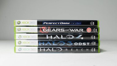 Londra, İngiltere, 08 / 05 / 2018 Kullanılmış Xbox 360 oyun kasaları ve DVD oyunları yığını. Microsoft xbox 360 ev atari sistemi video oyunları.