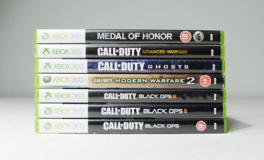 Londra, İngiltere, 08 / 05 / 2018 Kullanılmış Xbox 360 oyun kasaları ve DVD oyunları yığını. Microsoft xbox 360 ev atari sistemi video oyunları.