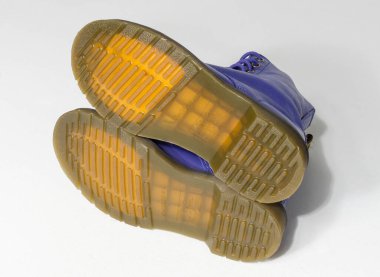 Londra, İngiltere, 05 / 05 / 2019 mor ve Dr. Martens 1460 beyaz deri bot 8 göz dantel deliği. Modaya uygun punk tarihi İngilizler deri çizmeler yaptı. Dr. Martens bağlanma tabanları ile hava savaşı yapıyor. Sonuna kadar inşa edildi. 