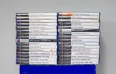 Londra, İngiltere, 07 / 05 / 2020 Oyunları ve kontrolleri olan orijinal bir siyah sony playstation 2 konsolu. PS2 retro video oyun konsolu. Pırıl pırıl bir vintage konsol. Sonys oyun donanım birimi izole 