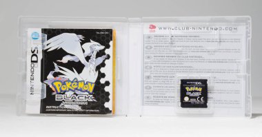 Londra, İngiltere, 05 / 05 / 2018 Bir pokemon black version nintendo ds el bilgisayarı video oyun kartuşu. Pokemonlar gider ve pokemonlar son derece bağımlılık yapar. Pikachu oyunda bir karakter.. 