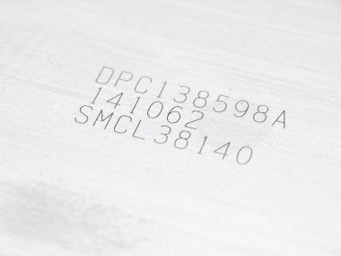 Gelecekçi paslanmaz çelik lazer lazer lazer kesme numaraları ve rakamlar gelecekteki bir fabrikada metal bir levha üzerinde