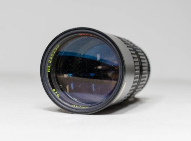 Londra, İngiltere, 05 / 05 / 2018 M42 lens montajı için bir çan ve Powell 88 -330 zoom lens. Makro mercek beyaz bir arkaplanda izole edilmiş. 35 mm tek mercek refleksi, efendim. Eski model film kamerası lensi..