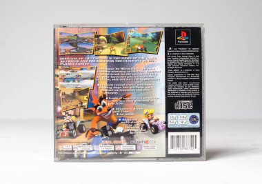 Londra, İngiltere, 07 / 05 / 2018 Orijinal bir Sony Playstation 1 kaza takımı yarış konsolu. sony yazılım ve ünlü oyunlar.