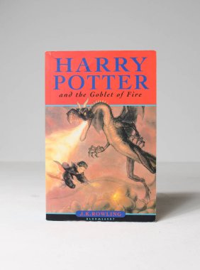 Lonond, UK, 05 / 05 / 2020 Harry ateş kitabının kadehini kırsal arka planda tutuyor. Çocukluk kitapları..