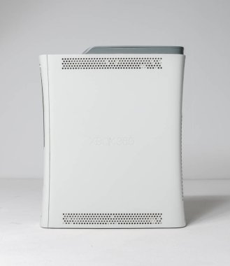 Londra, İngiltere, 05 / 05 / 202 ince çizgili beyaz Microsoft xbox 360 elit ev oyun konsolu beyaz bir stüdyo arka planında izole edilmiş. Video oyunu oyuncuları, playstation vs xbox