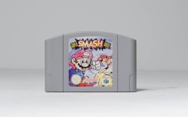 London, uk 05 / 05 / 2019 Nintendo n64 super smaç bros 64 resmi orijinal video oyunu kartuşu beyaz izole bir arkaplan üzerinde. İkonik antika video oyun makinesi. Japon teknolojisi 64 bit oyunu
