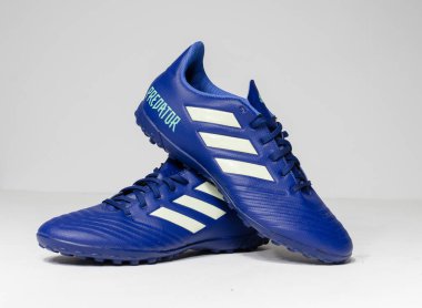 Londra, İngiltere 02 / 02 / 2020 adidas predator traxion bölgesi 18.4 tango mor astro saha futbolu ve futbol ayakkabıları. Eski moda yırtıcı hayvan ayakkabıları takım sporları ve koşular için..