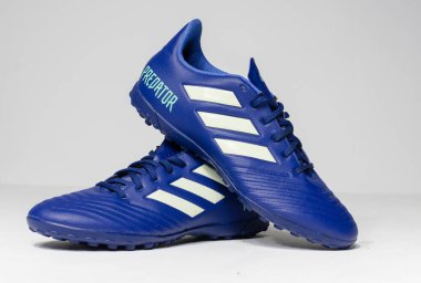 Londra, İngiltere 02 / 02 / 2020 adidas predator traxion bölgesi 18.4 tango mor astro saha futbolu ve futbol ayakkabıları. Eski moda yırtıcı hayvan ayakkabıları takım sporları ve koşular için..