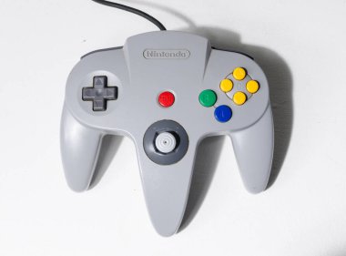 Londra, İngiltere, 05 / 08 / 2018 A Nintendo n64 Grey Joystick Controller for Nintendo 64 retro video oyun joystickleri beyaz arka planda izole edildi. Ünlü bilgisayar joystick denetleyici.