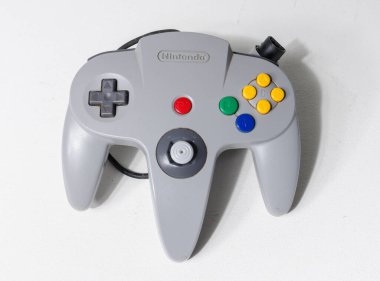 Londra, İngiltere, 05 / 08 / 2018 A Nintendo n64 Grey Joystick Controller for Nintendo 64 retro video oyun joystickleri beyaz arka planda izole edildi. Ünlü bilgisayar joystick denetleyici.