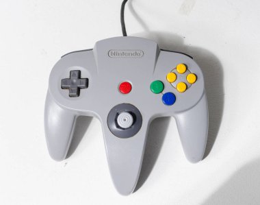 Londra, İngiltere, 05 / 08 / 2018 A Nintendo n64 Grey Joystick Controller for Nintendo 64 retro video oyun joystickleri beyaz arka planda izole edildi. Ünlü bilgisayar joystick denetleyici.