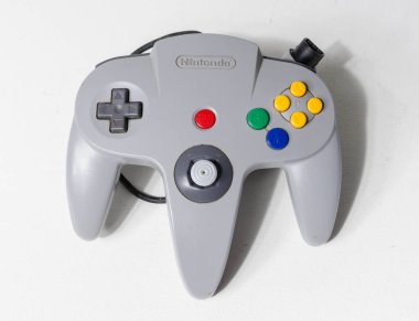 Londra, İngiltere, 05 / 08 / 2018 A Nintendo n64 Grey Joystick Controller for Nintendo 64 retro video oyun joystickleri beyaz arka planda izole edildi. Ünlü bilgisayar joystick denetleyici.