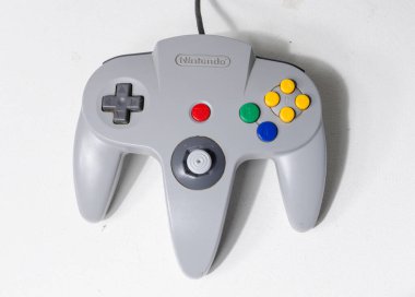 Londra, İngiltere, 05 / 08 / 2018 A Nintendo n64 Grey Joystick Controller for Nintendo 64 retro video oyun joystickleri beyaz arka planda izole edildi. Ünlü bilgisayar joystick denetleyici.